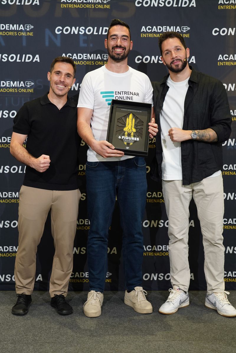 Alejandro Celdrán recibiendo el reconocimiento como entrenador online